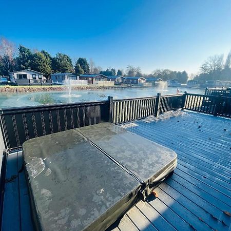 Loki'S Retreat Lodge With Hot Tub 요크 외부 사진