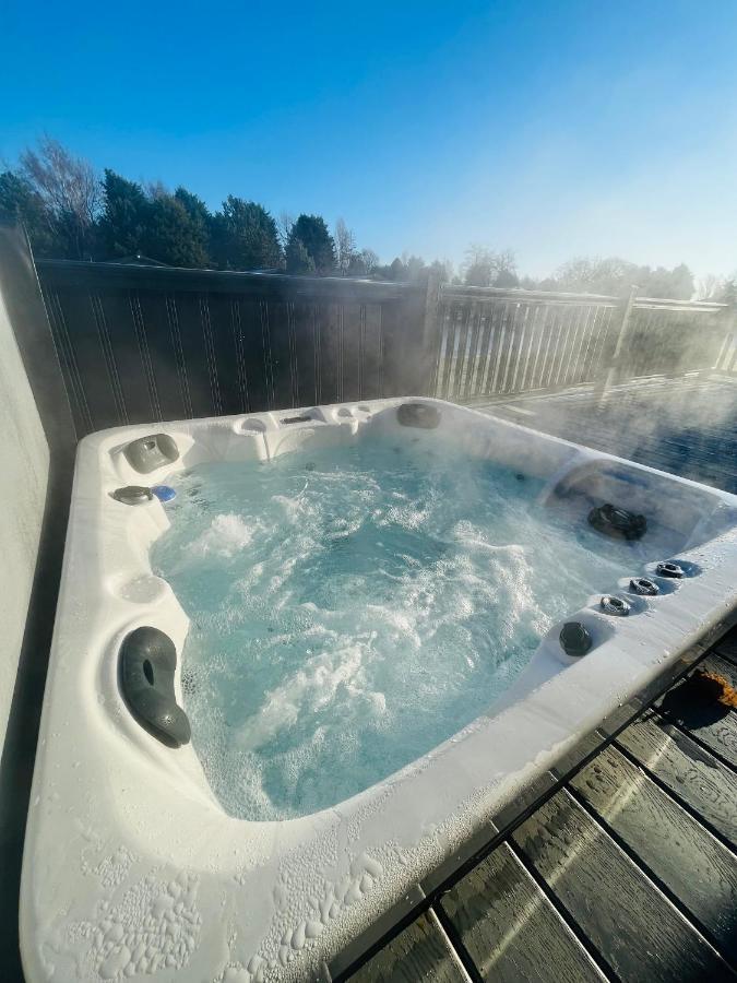 Loki'S Retreat Lodge With Hot Tub 요크 외부 사진