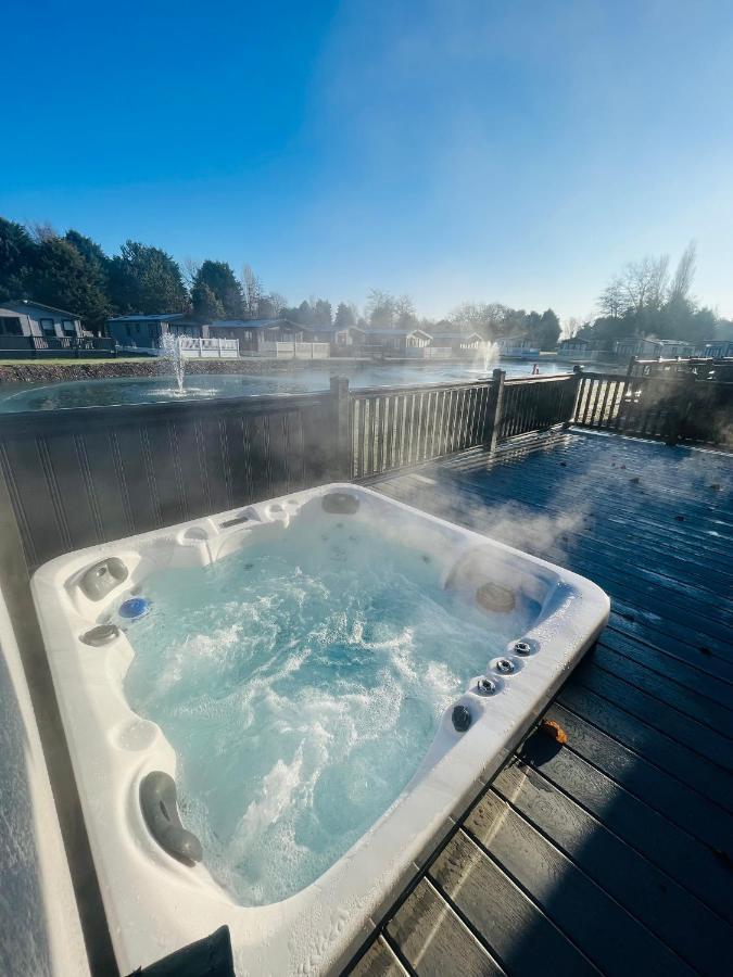 Loki'S Retreat Lodge With Hot Tub 요크 외부 사진