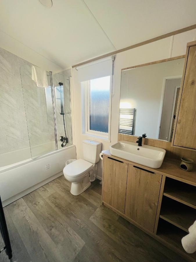 Loki'S Retreat Lodge With Hot Tub 요크 외부 사진